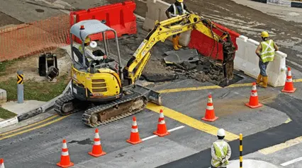 |travailleurs de la construction gérant la circulation et la zone de travail||Traffic Management Plan Template
